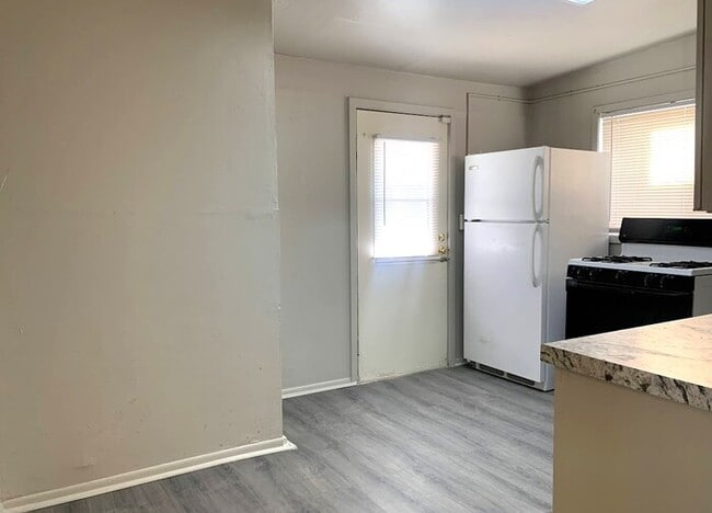 Building Photo - Move-In Ready! Charming 1-Bedroom Downtown...