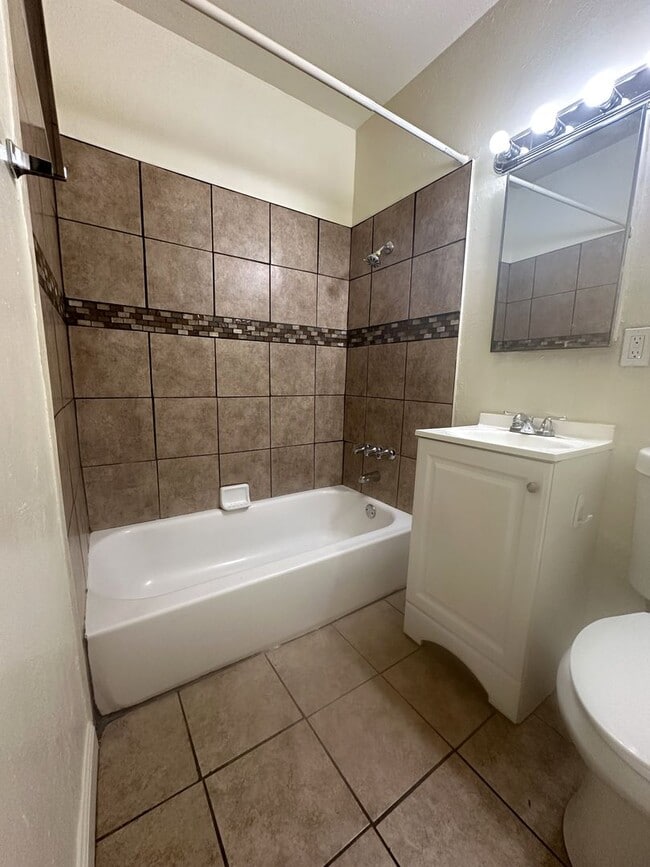 Building Photo - 2418