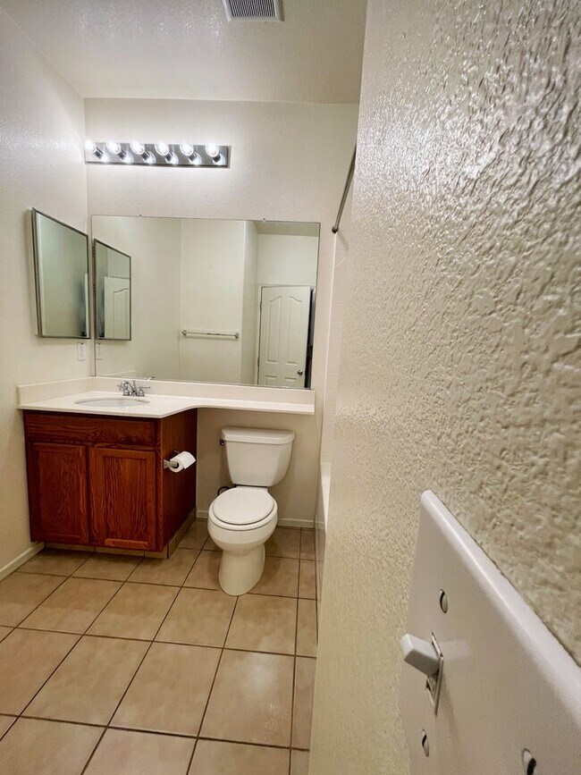Foto del edificio - Cute 2 story home in Natomas, 2 master bed...