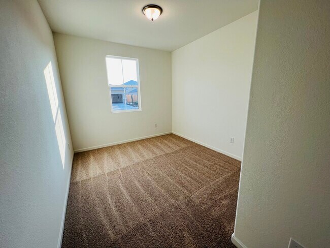 Building Photo - 1459 Tanoak St