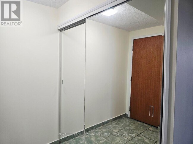 Building Photo - 41 Markbrook Ln