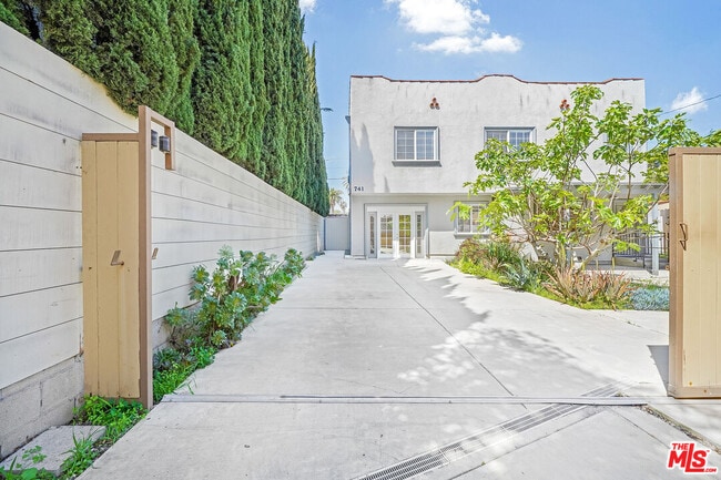 Building Photo - 741 N Las Palmas Ave