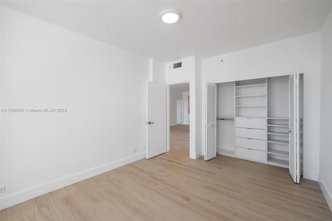 Building Photo - 888 Brickell Key Dr