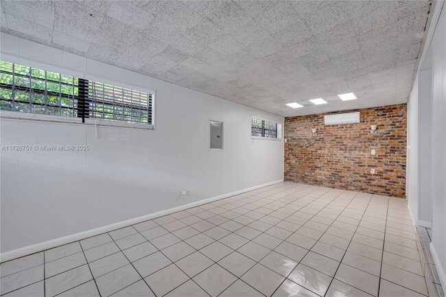 Building Photo - 319 NE 171st Ter