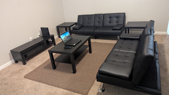 Foto del edificio - Room in Townhome on Estes Dr