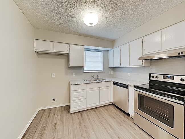 Building Photo - 852 NW Summercrest Blvd