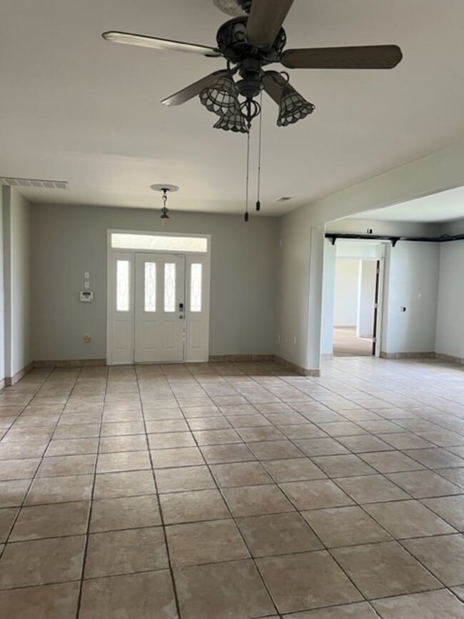 Building Photo - Farm house with room MOVE IN SPECIAL