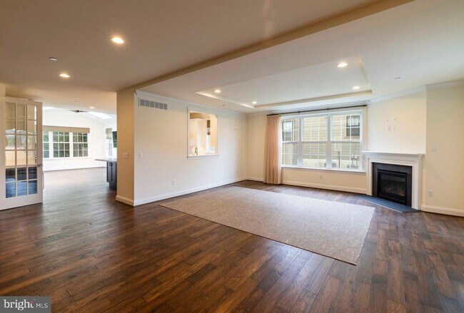 Building Photo - 6098 Creekside Dr