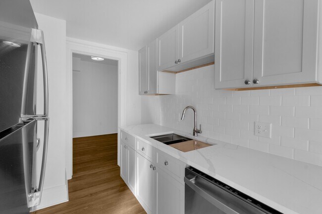 ¡Encimeras de cuarzo, salpicadero de azulejos y electrodomésticos de acero inoxidable! - The Pembroke