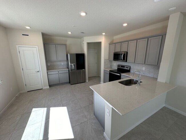 Building Photo - Brand new townhouse in the heart of Winter...