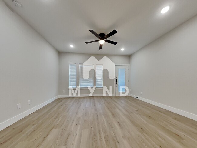 Foto del edificio - 3320 Bacchus St Unit A
