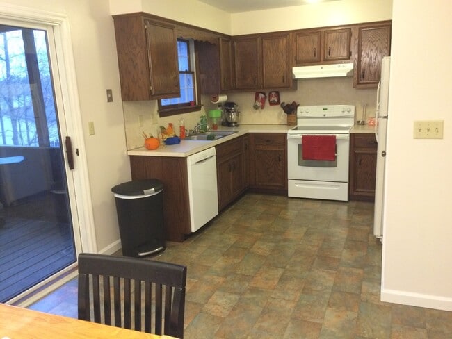 Building Photo - 2 bed/1.5 bath Townhouse