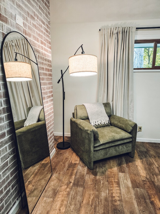 Master bedroom nook - 1008 W Singing Woods Rd