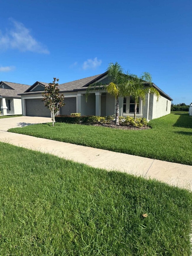 Building Photo - "Spacious 4-Bed Oasis with 2.5 Baths on Ra...