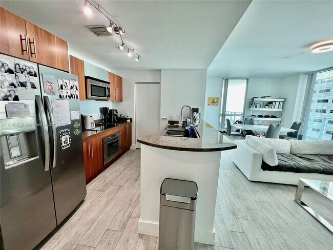Foto del edificio - 300 S Biscayne Blvd
