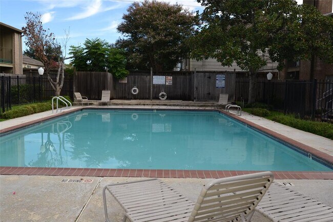 Building Photo - 700 Thicket Ln