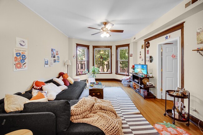 Foto del edificio - 1240 W Cornelia Ave