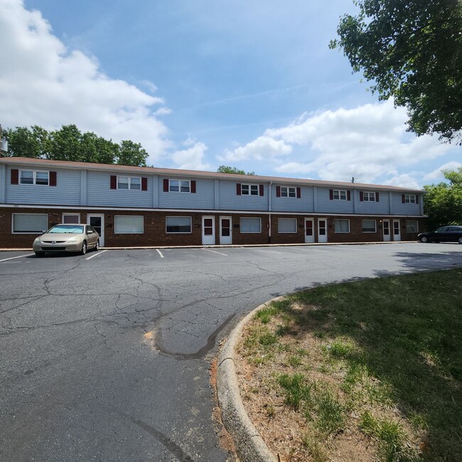 Building Photo - 2 Bedroom Townhouse Apartment FOR RENT in ...