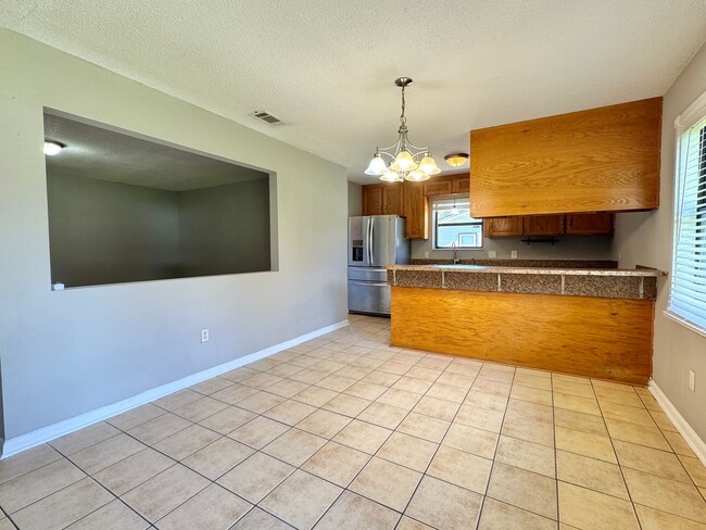 Building Photo - AVAILABLE AUGUST 2025 [PET FRIENDLY]