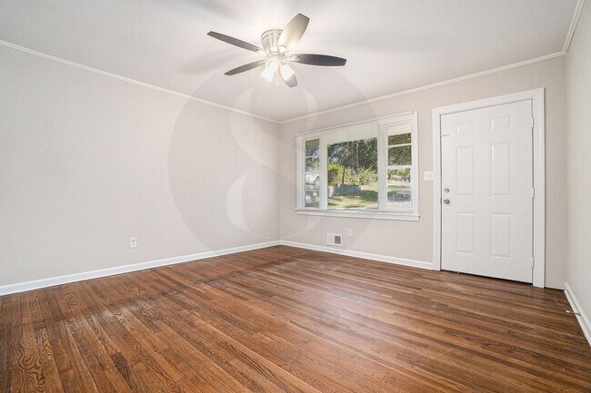 Foto del edificio - Charming 3BR/1BA Ranch Home with Open Layout & Huge Yard