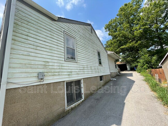 Building Photo - 3307 Royalton Ave