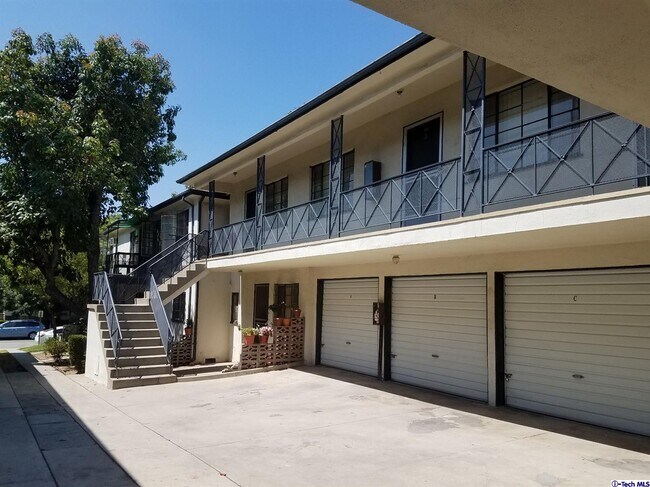 Building Photo - 623 W Stocker St