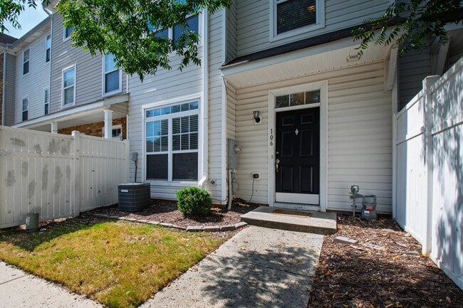 Building Photo - Gorgeous 3BR Townhome with Fresh Updates i...
