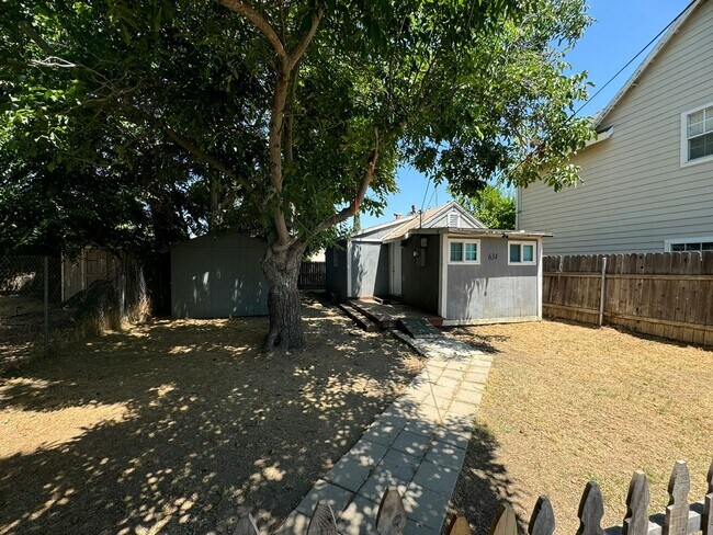 Building Photo - 1 Bedroom 1 Bath Home with a Large Outdoor...