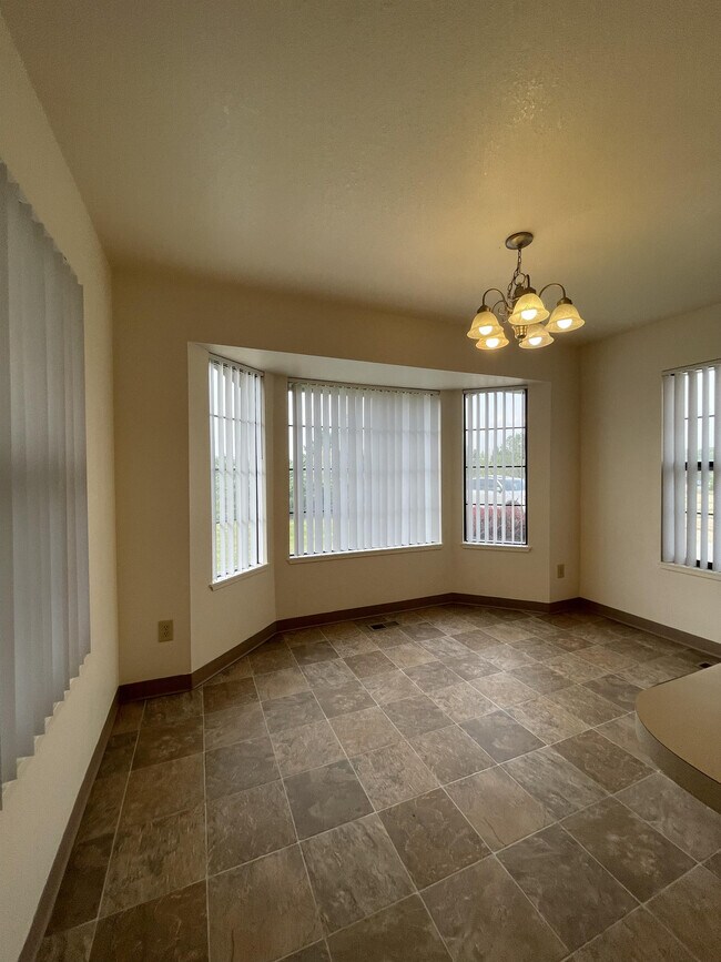 Foto del edificio - 10460 W Highlander Rd