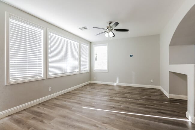 Foto del edificio - 1857 Bayhurst Ave