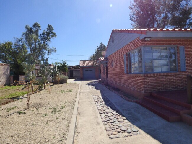 Foto del edificio - 2242 E 8th St