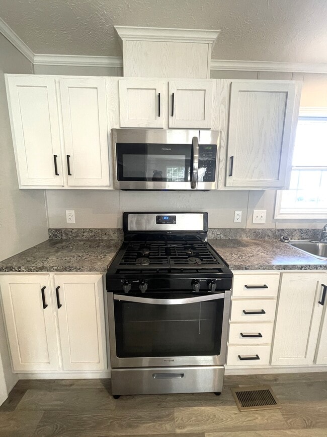 Building Photo - 49 Bellwood Dr