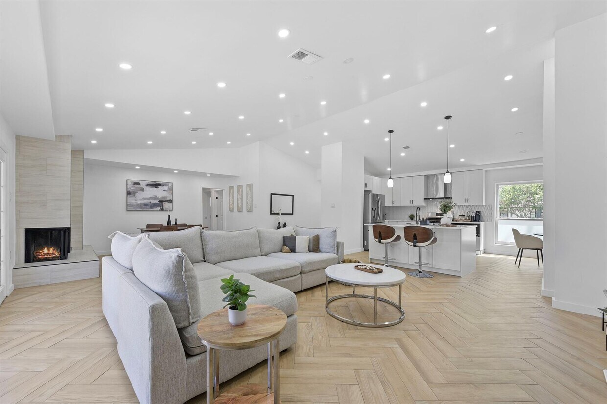 Foto principal - 3215 Whitehall Dr