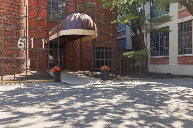 Building Photo - 611 N Park Ave