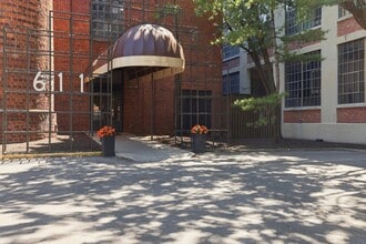 Building Photo - 611 N Park Ave