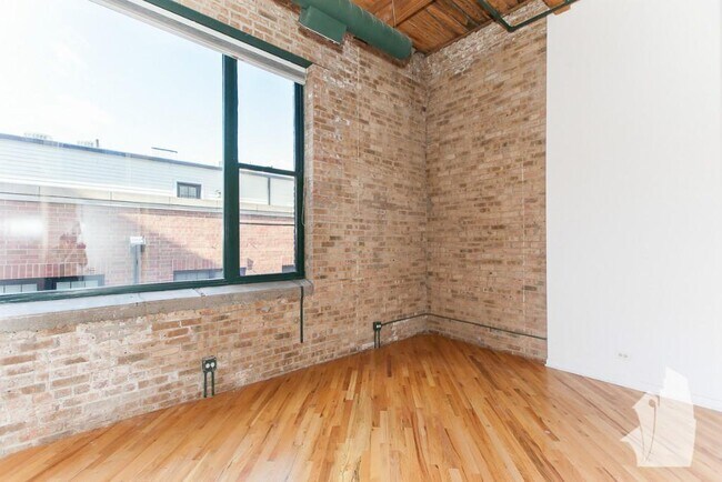 Building Photo - 2222 W Diversey Ave