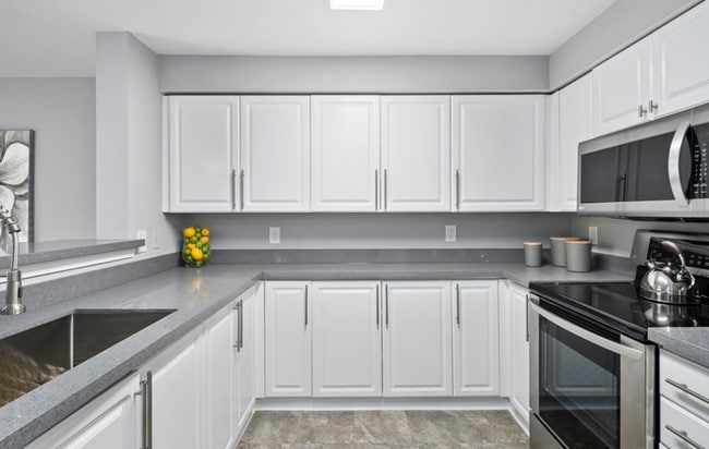 Building Photo - Beautiful 3bed 2bth 2nd floor end unit with view of fountain and pond.