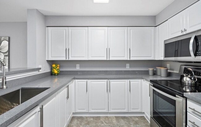 Foto del edificio - Beautiful 3bed 2bth 2nd floor end unit with view of fountain and pond.
