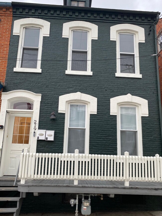 Building Photo - 219 Poplar St