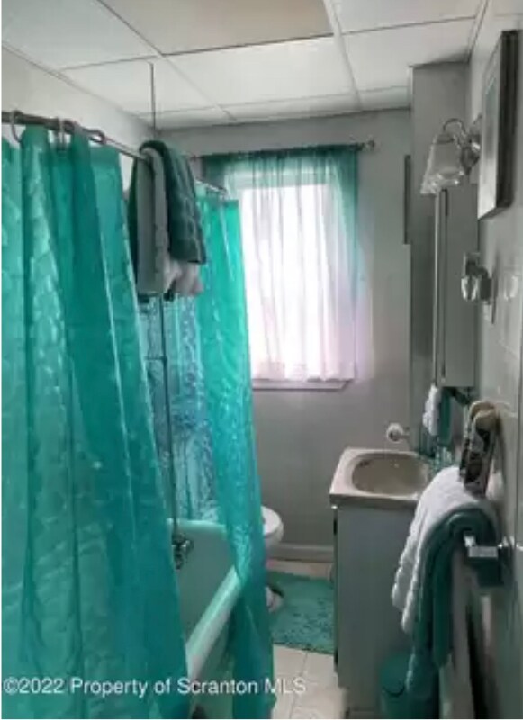 11171119 S Main St, Taylor, PA 18517 Room for Rent in Taylor, PA