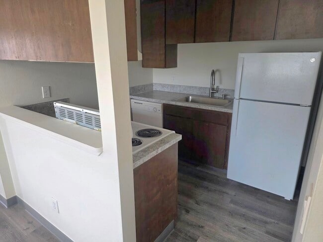 Building Photo - 300 Whitesell Ave W