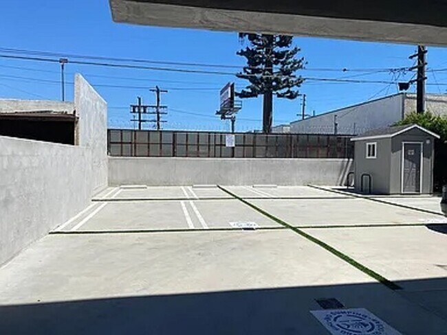 Foto del edificio - 6810 Simpson Ave