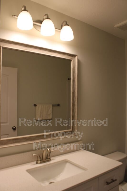 Building Photo - 921 Holbrook Dr