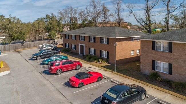 Building Photo - Traditional 1 Bedroom Apartment in West As...