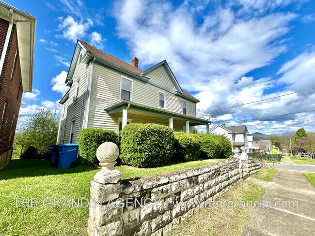 Photo - 642 Elm Ave SE House