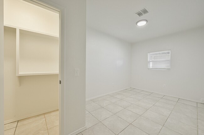 Building Photo - 4720 SE 50th St
