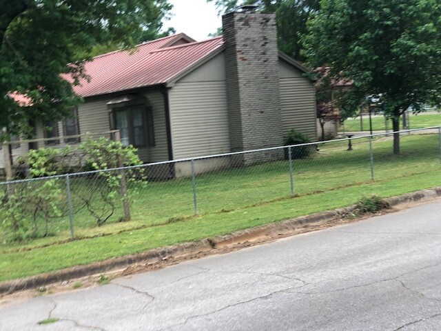 Building Photo - 301 W Lee Ave
