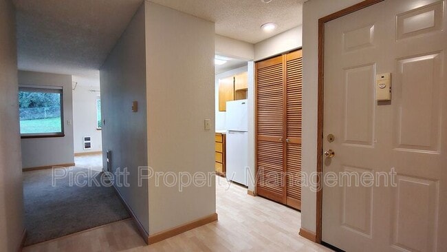 Building Photo - 20026 Vikings Crest NE