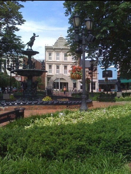 Apt G overlooks Fountain Square Park from 2nd and 3rd floors. - 422 E Main Ave