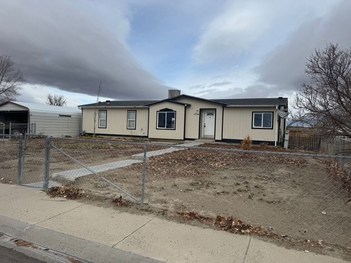 Foto principal - 3 bedroom 2.5 bath home with fenced yard and garage